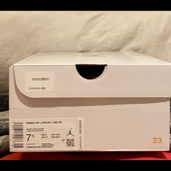 ** SOLD ** Jordan womens p(her)spective mid SE - Picture 6 of 7